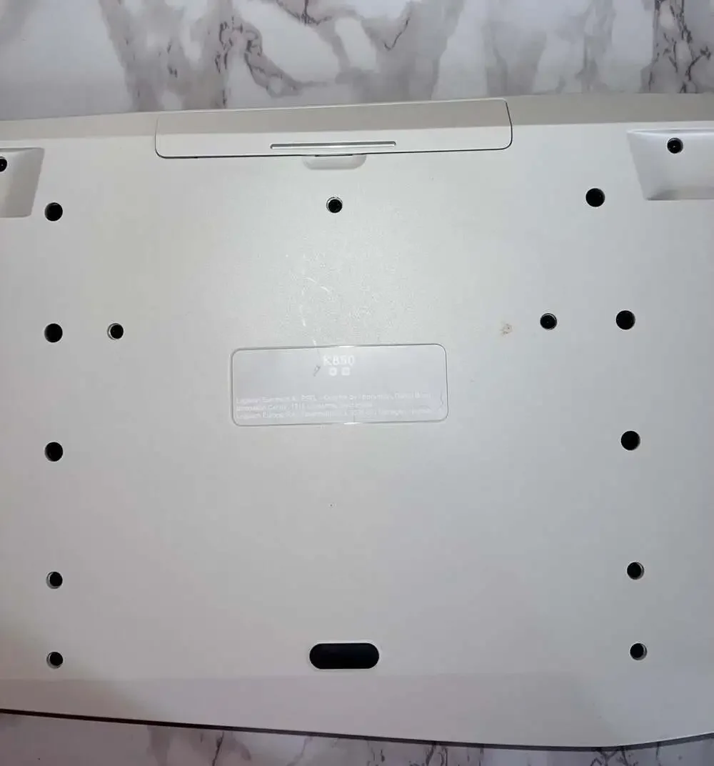 Logitech K850 Multi-Device Wireless Keyboard - Picture 4 of 8